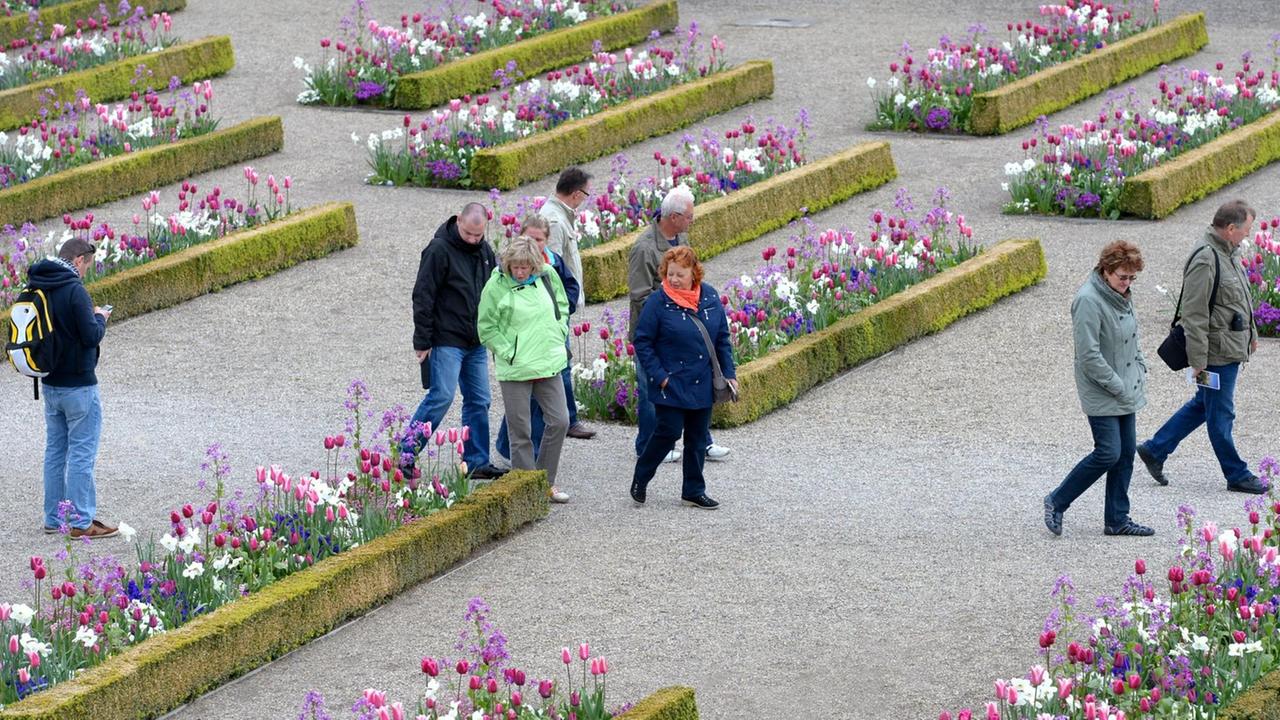 Spaziergänger gehen am 01.05.2015 durch die Herrenhäuser Gärten in Hannover (Niedersachsen)