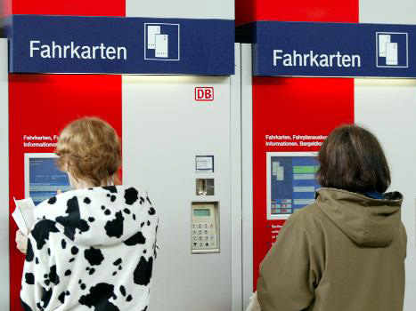 Reisende ziehen am 20. Mai 2003 im Hauptbahnhof in München an einem Automaten Fahrkarten