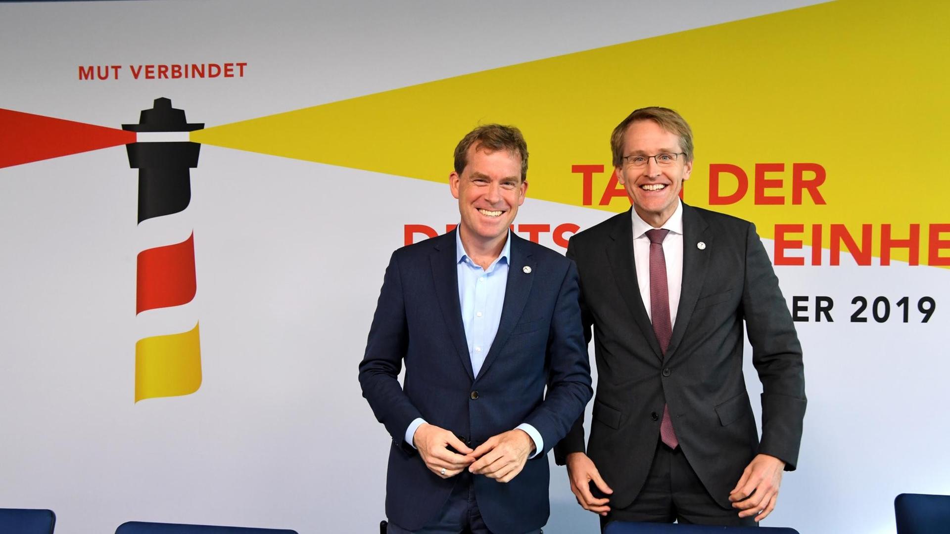 Ulf Kämpfer (SPD), der Kieler Oberbürgermeister, und Daniel Günther (CDU), Ministerpräsident von Schleswig-Holstein, präsentieren das Programm für den Tag der Einheit am 3. Oktober in Kiel