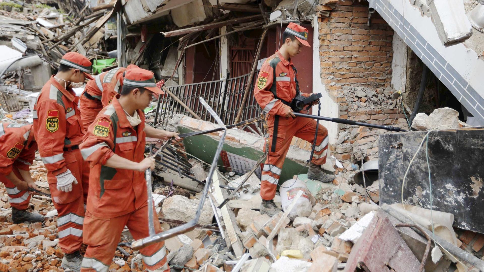 Rettungs-Kräfte im Einsatz in China nach dem Erdbeben