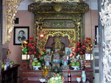 Hausaltar in Hannoi, Vietnam. Hausaltar in Hannoi, Vietnam.