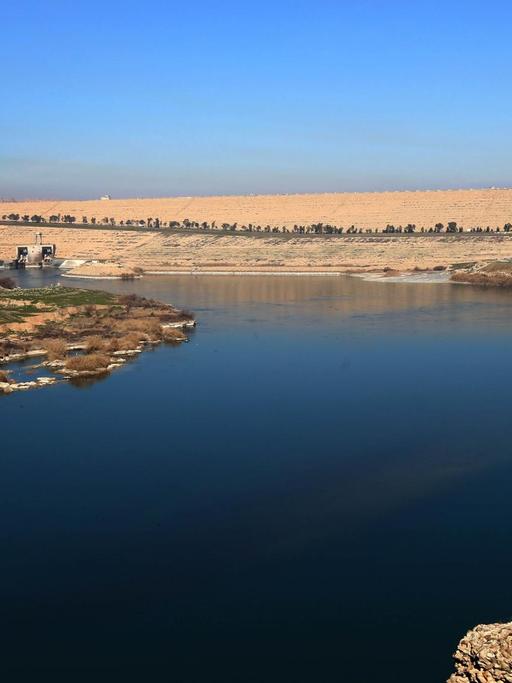 Ansicht des Mossul-Staudammes am Fluss Tigris im Irak.