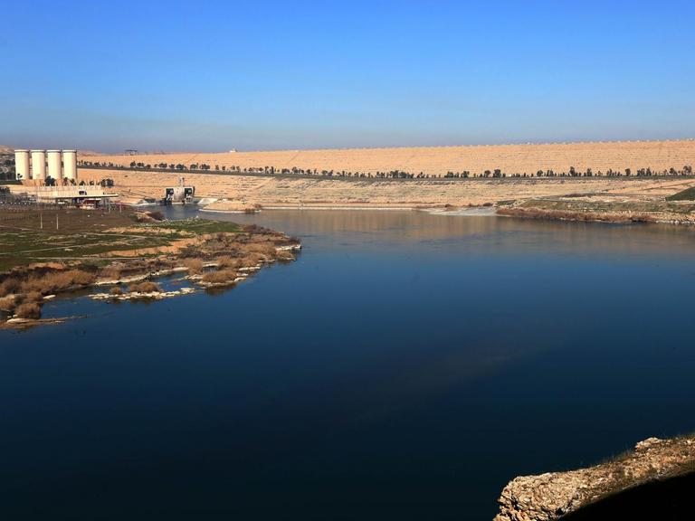 Ansicht des Mossul-Staudammes am Fluss Tigris im Irak.