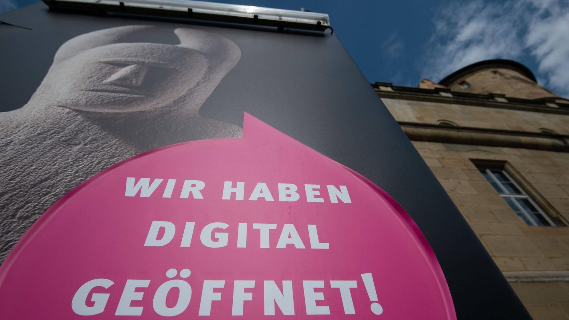 Das Württembergische Landesmuseum in Stuttgart - mit einem Transparent mit der Aufschrift: "Wir haben digital geöffnet".