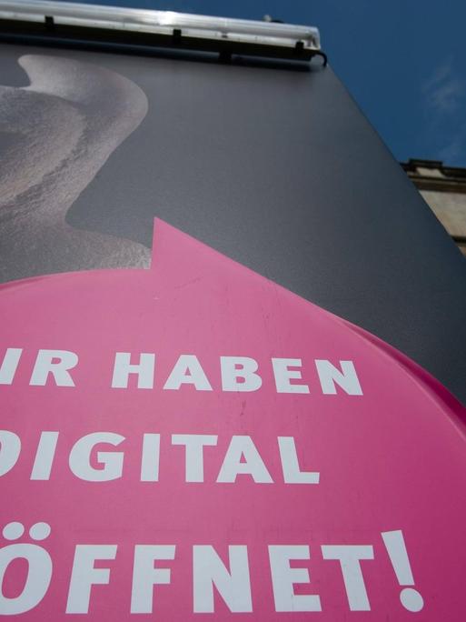 Das Württembergische Landesmuseum in Stuttgart - mit einem Transparent mit der Aufschrift: "Wir haben digital geöffnet".