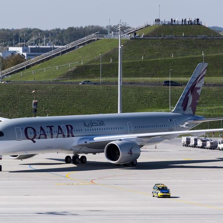 Ein Airbus A350 XWB der Qatar Airways rollt auf dem Flughafen München anlässlich der kommerziellen Erstlandung.