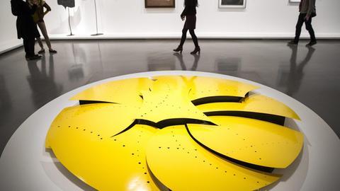 Lucio Fontanas "Concetto Spaziale" im Musée d’art moderne von Paris, France, bei einer Ausstellung im April 2014. EPA/ETIENNE LAURENT |