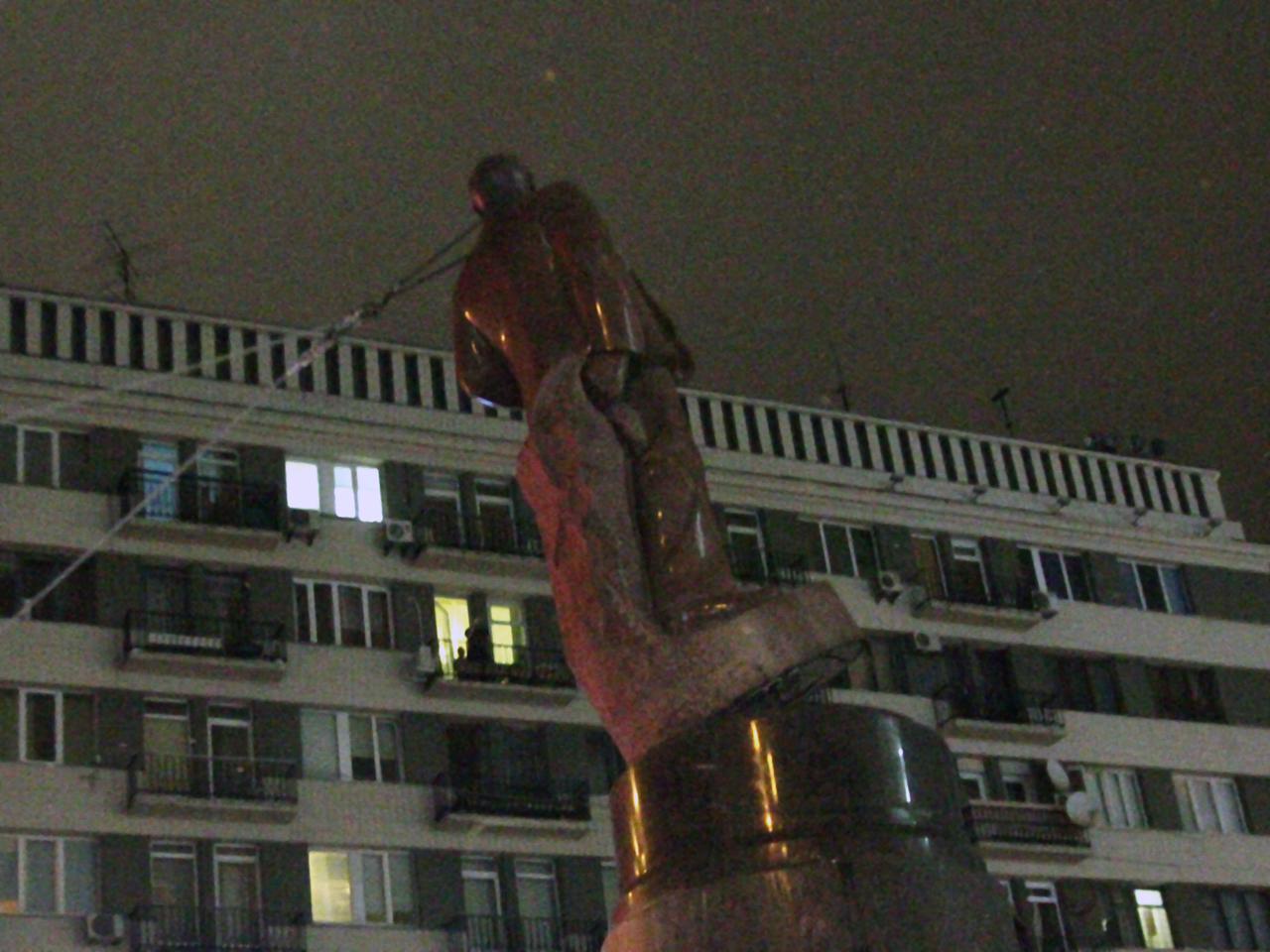 Gegner des ukrainischen Präsidenten Janukowitsch stürzen mit Drahtseilen eine Lenin-Statue in Kiew um.