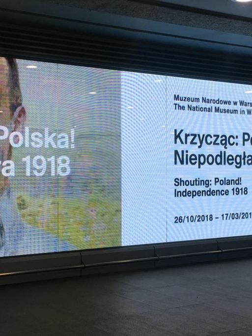 Ein Plakat mit der Aufschrift: "Ruft laut: Polen! Unabhängig seit 1918!"