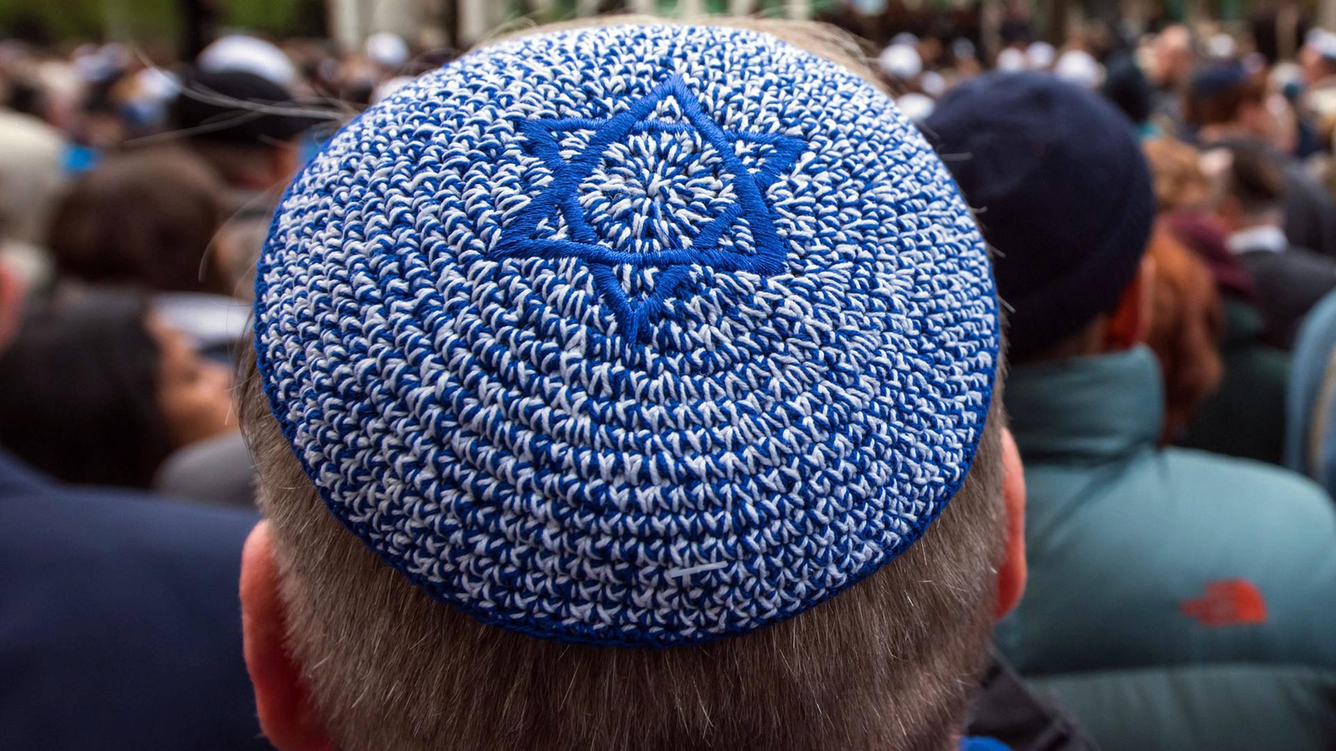 Person mit Kippa in Berlin
