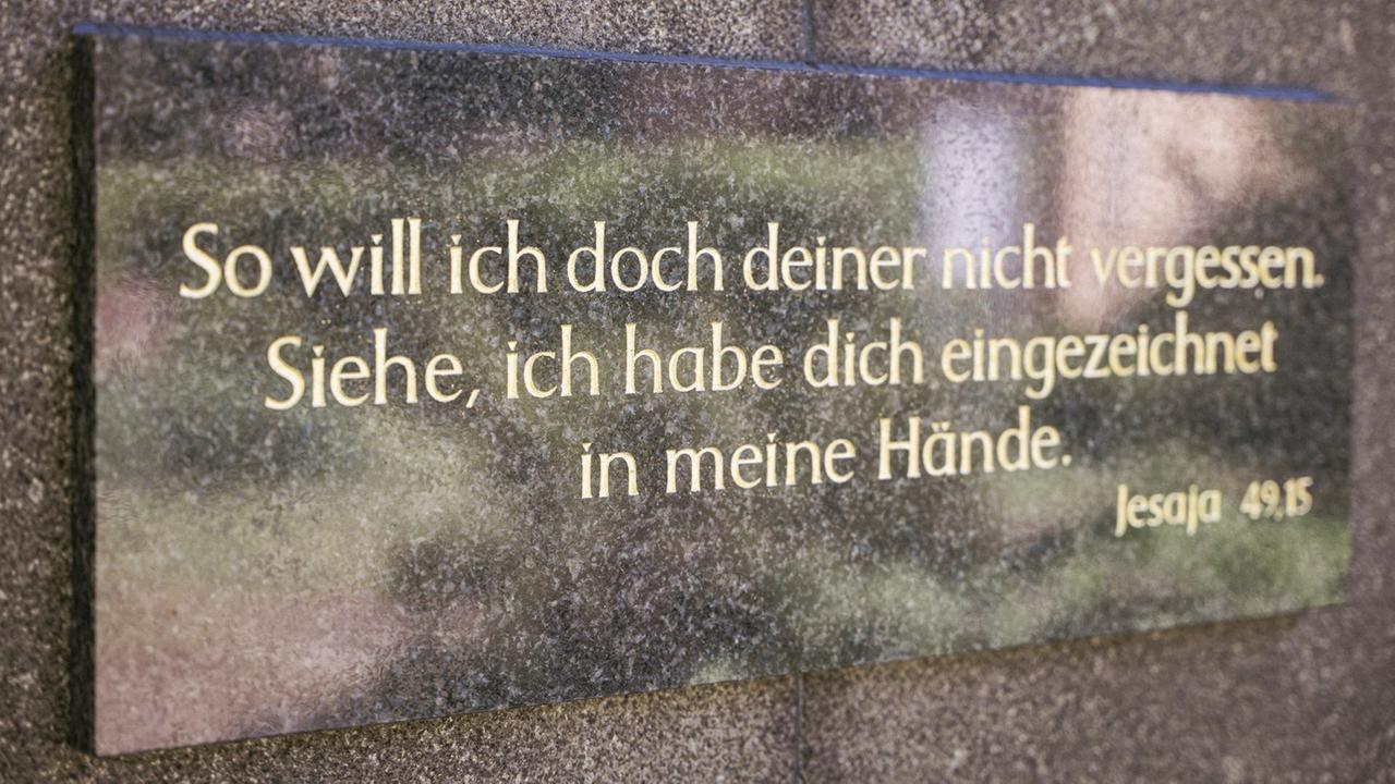 Inschrift am "Grab mit den vielen Namen"