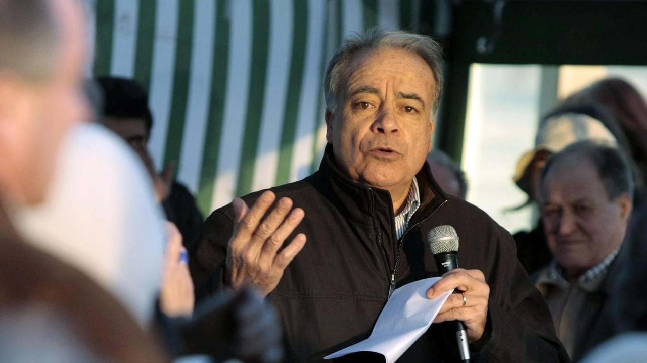 Manuel Carvalho da Silva, 2010 mit einem Mikrofon in der Hand zwischen umstehenden Menschen