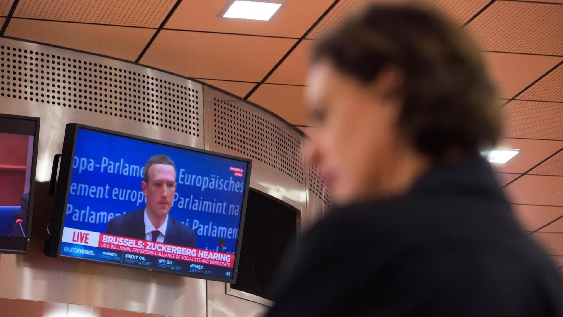 Die Anhörung von Facebook-Chef Mark Zuckerberg wird im Europäischen Parlament auf einem Bildschirm übertragen.
