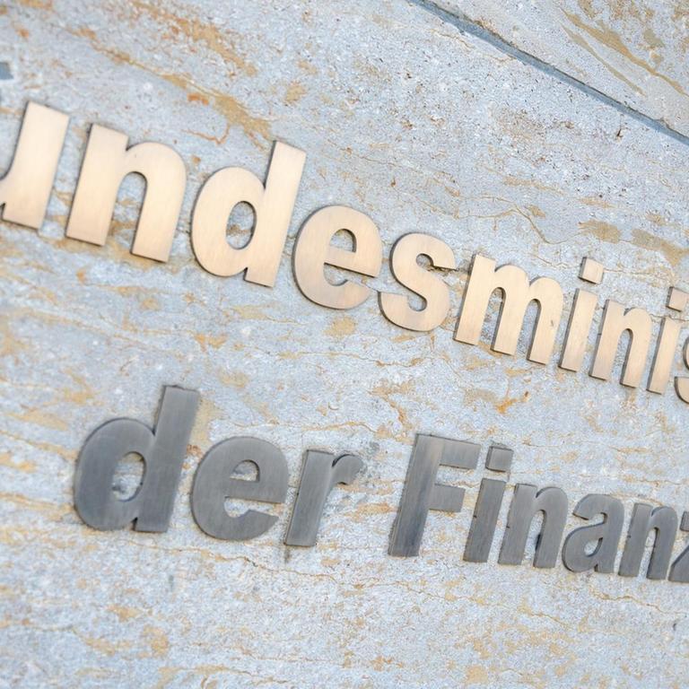 Der Schriftzug "Bundesministerium der Finanzen" ist außen am Gebäude des Bundesfinanzministerium zu lesen. Die Staatsanwaltschaft Osnabrück durchsucht seit Donnerstagmorgen das Bundesfinanzministerium und das Bundesjustizministerium in Berlin.