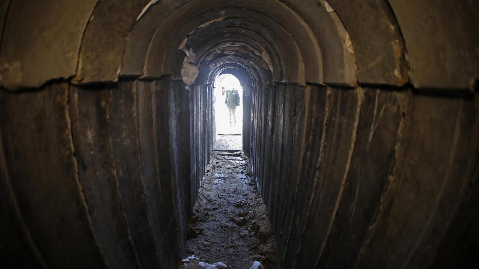 Bild aus dem Inneren eines Beton-Tunnels mit Blick auf den mehrere Meter entfernten hellen Ausgang. Bild aus dem Inneren eines Beton-Tunnels mit Blick auf den mehrere Meter entfernten hellen Ausgang.