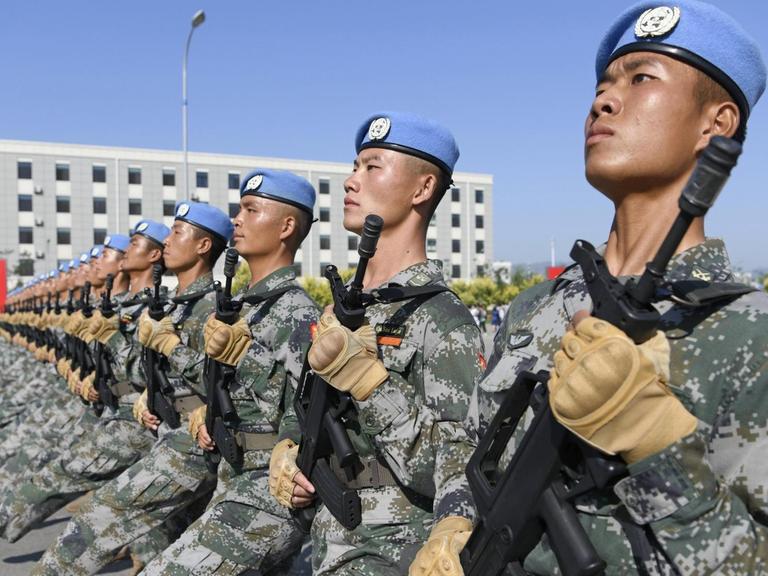 Chinesische Soldaten bei einer Übung für eine Militärparade