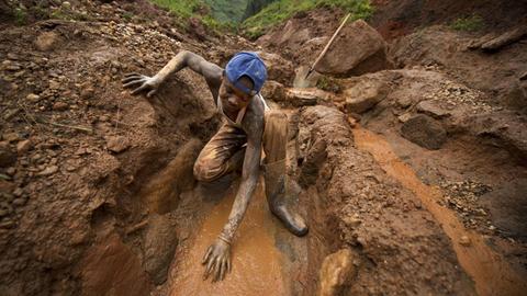 Ein Minenarbeiter in einer Coltan-Mine in Nord Kivu im Kongo am 28. Juni 2011.
