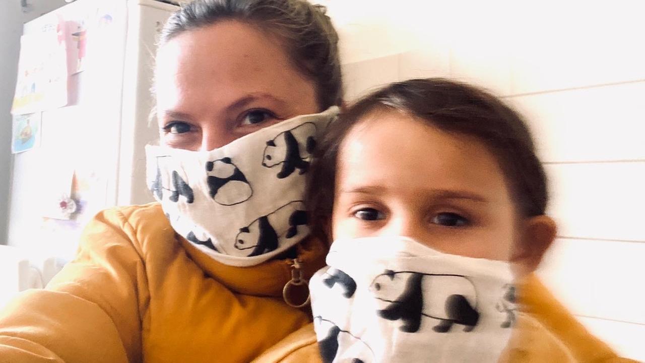Autorin Elisabeth R. Hager und ihre Tochter Alma tragen auf dem Foto aus dem Jahr 2020 einen Mund-Nasen-Schutz.