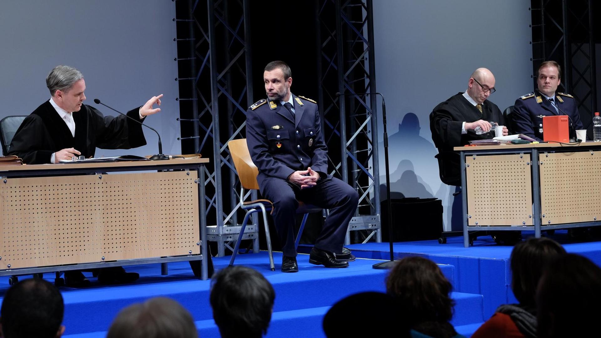 Die Schauspieler Hans-Werner Leupelt (-r), Mattias Schamberger, Moritz Dürr und Andreas Vögler proben im Staatstheater in Braunschweig (Niedersachsen) das Theaterstück "Terror".
