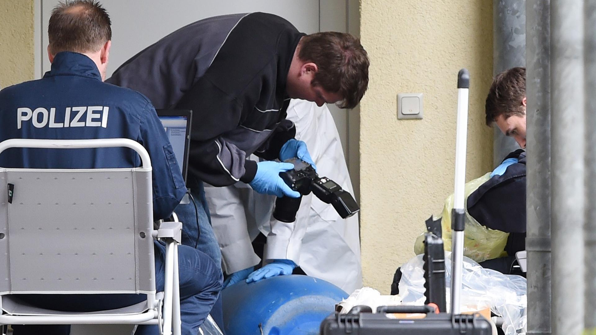 Sprengstoffexperten und Beamte der Spurensicherung an der Wohnung der beiden Festgenommenen in Oberursel (Hessen). Sprengstoffexperten und Beamte der Spurensicherung an der Wohnung der beiden Festgenommenen in Oberursel (Hessen).
