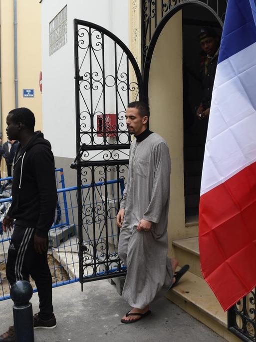 Muslime verlassen die Moschee in Bordeaux
