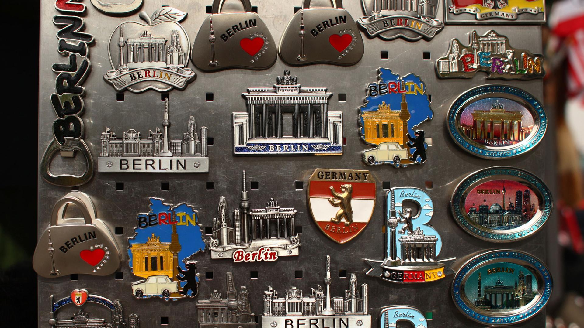 Werden unter anderem am Checkpoint Charlie verkauft: Souvenirs sind bei Berlin-Touristen immer noch populär