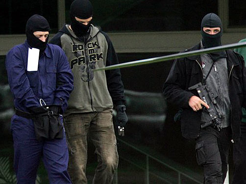 Ein Terrorverdaechtiger wird nach einer Befragung beim Bundesgerichtshof in Karlsruhe abgeführt.