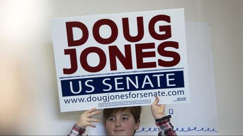 Ein Kind hält ein Plakat für den US-Demokraten Doug Jones.