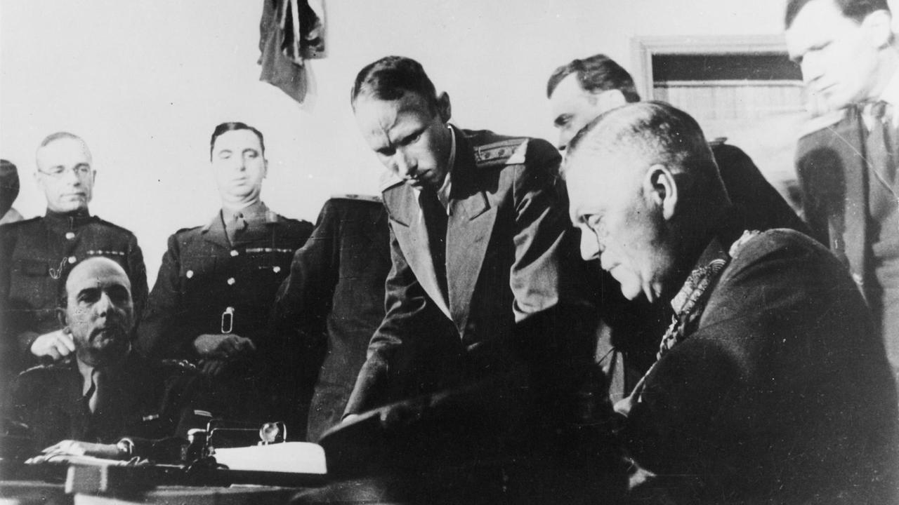 Generalfeldmarschall Wilhelm Keitel bei der Unterzeichnung der deutschen Kapitulation.