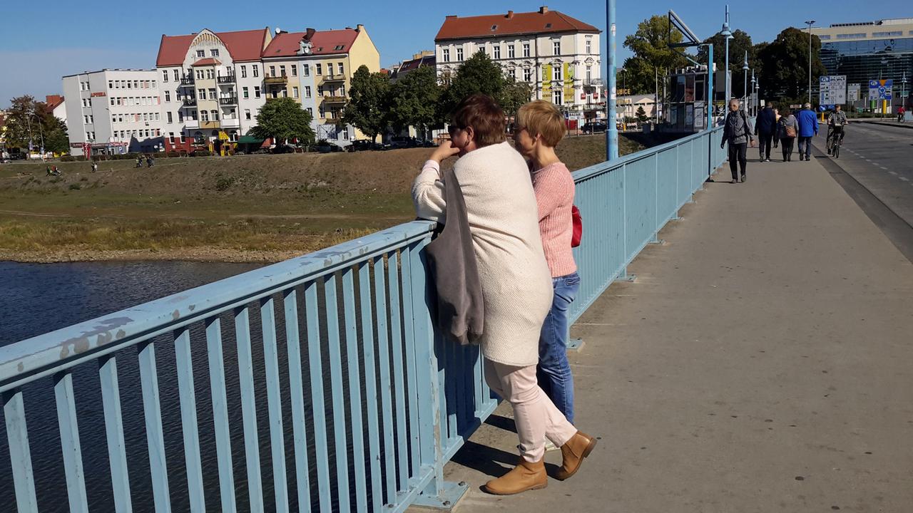 Beata Bielecka und Margarete Wohlan stehen auf der Brücke über die Oder zwischen Frankfurt und Slubice.