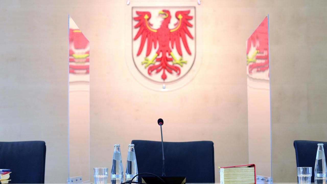 Brandenburg, Potsdam: Der Verhandlungssaal des Verfassungsgerichtes des Landes Brandenburg im Justizzentrum.