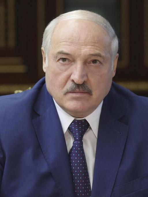 Der belarusische Machthabert Alexander Lukaschenko spricht mit ranghohen Militärvertretern.