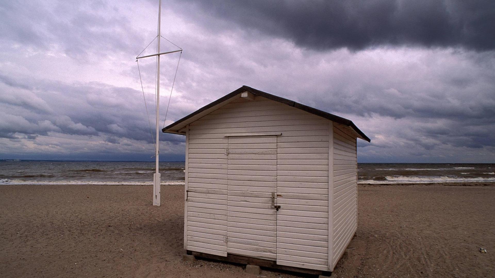 Hütte am Strand, dunkel aufziehende Wolken.
