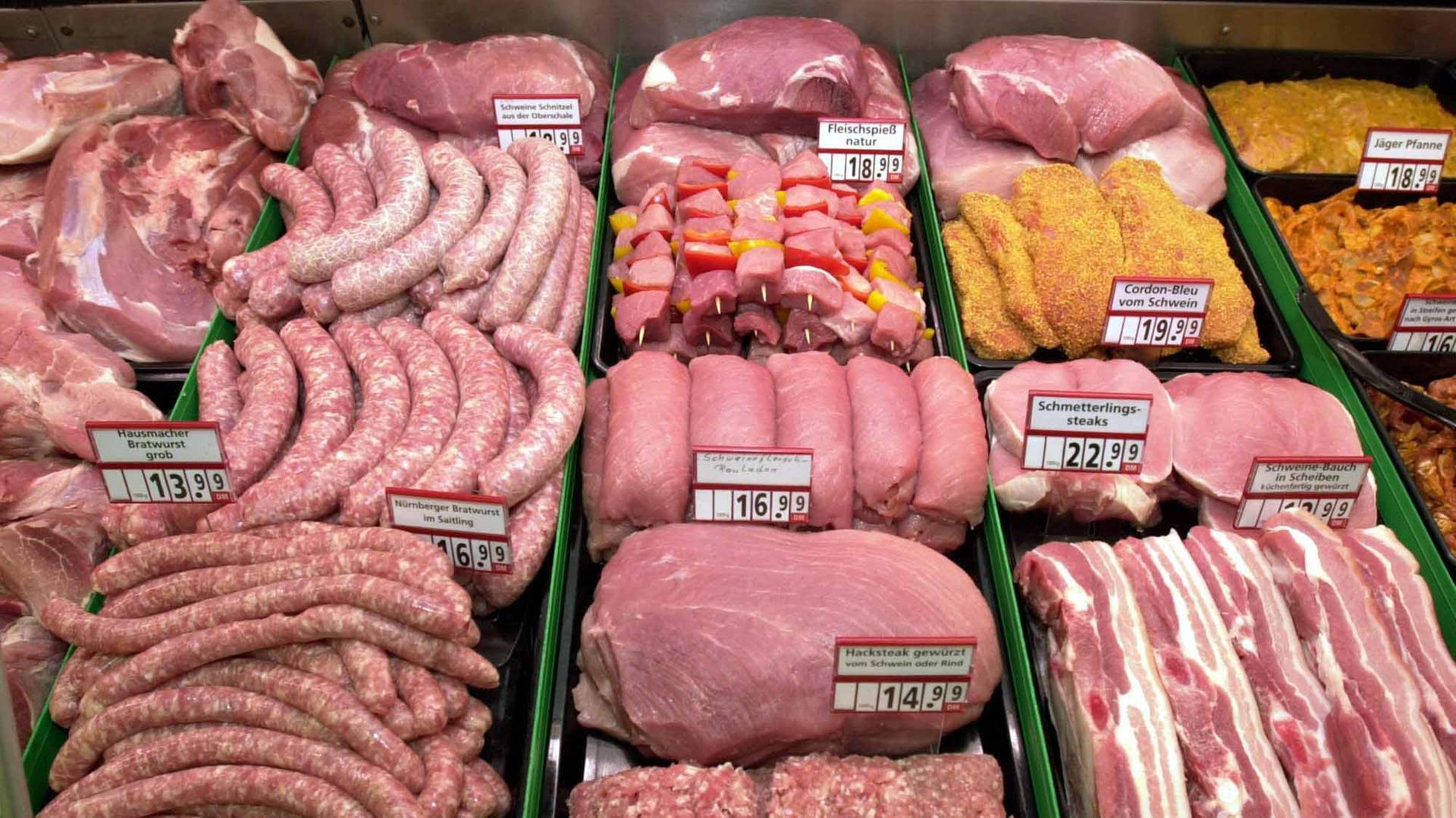 Das Angebot von Schweinefleisch aus hessischen Unternehmen in einem Supermarkt in Kelkheim, aufgenommen am 26.3.2001. Wichtigstes Anliegen ist es der Marketinggesellschaft "Gutes aus Hessen e.V." zufolge, das bei den Verbrauchern verlorene Vertrauen zurückzugewinnen. Dies könne nur durch Transparenz und Seriösität gelingen. Für den Verbraucher bedeutet dies, dass Umwelt- und Tierschutzaspekten durch kurze Transportwege in hohem Maße Rechnung getragen wird, da die Tiere im zentralen Schlachthof Marburg geschlachtet, in Wetzlar zerlegt und von dort aus direkt in die Supermärkte geliefert werden.