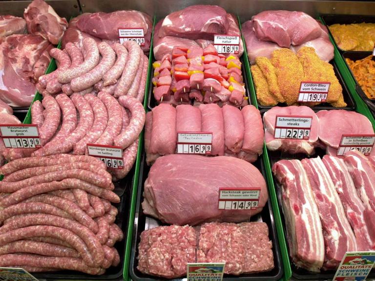 Das Angebot von Schweinefleisch aus hessischen Unternehmen in einem Supermarkt in Kelkheim, aufgenommen am 26.3.2001. Wichtigstes Anliegen ist es der Marketinggesellschaft "Gutes aus Hessen e.V." zufolge, das bei den Verbrauchern verlorene Vertrauen zurückzugewinnen. Dies könne nur durch Transparenz und Seriösität gelingen. Für den Verbraucher bedeutet dies, dass Umwelt- und Tierschutzaspekten durch kurze Transportwege in hohem Maße Rechnung getragen wird, da die Tiere im zentralen Schlachthof Marburg geschlachtet, in Wetzlar zerlegt und von dort aus direkt in die Supermärkte geliefert werden.