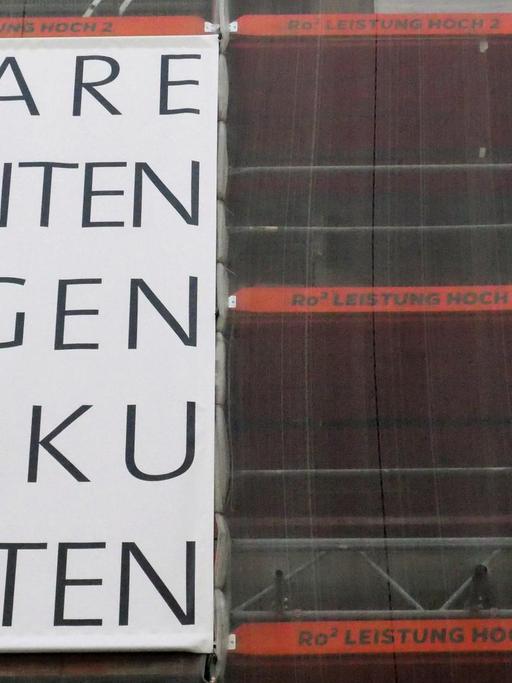 "Klare Kante gegen Spekulanten" - Plakat am ExRotaprint-Gebäude in Berlin