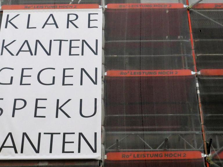 "Klare Kante gegen Spekulanten" - Plakat am ExRotaprint-Gebäude in Berlin
