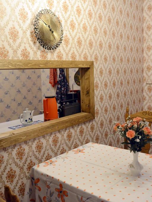 Eine Durchreiche verbindet Küche und Speisezimmer.