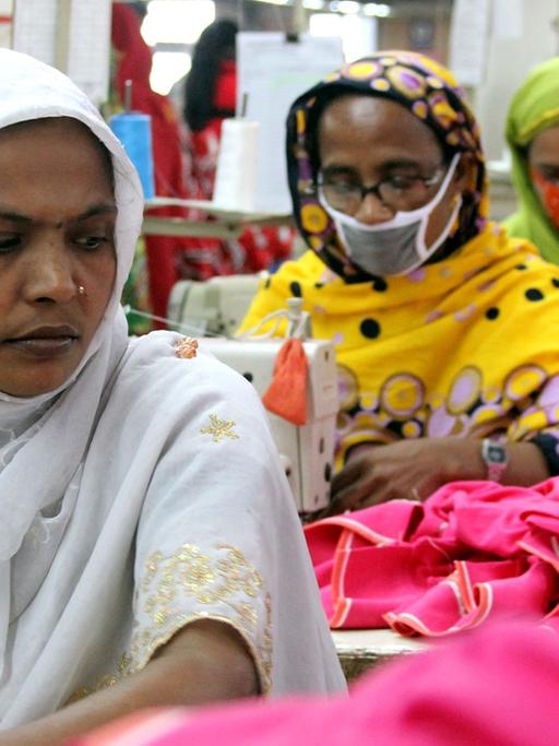 Frauen und Männer arbeiten in der Textilfabrik "One Composite Mills" in Gazipur, einem Vorort der Hauptstadt Dhaka in Bangladesch.