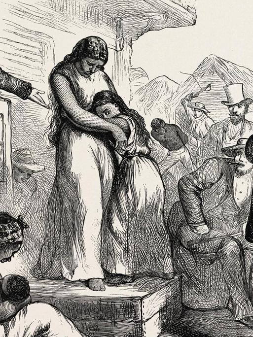 Eine Gravur zeigt eine Sklavenauktion in den USA um 1870. Eine Frau umarmt dabei schützend Ihre Tochter. Um sie herum stehen Männer mit Hüten und der Auktionator auf einem Fass.