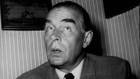 Der Autor Erich Maria Remarque während eines Interviews in München am 8. August 1954