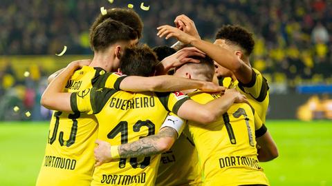 Die Mannschaft von Borussia Dortmund jubelt.