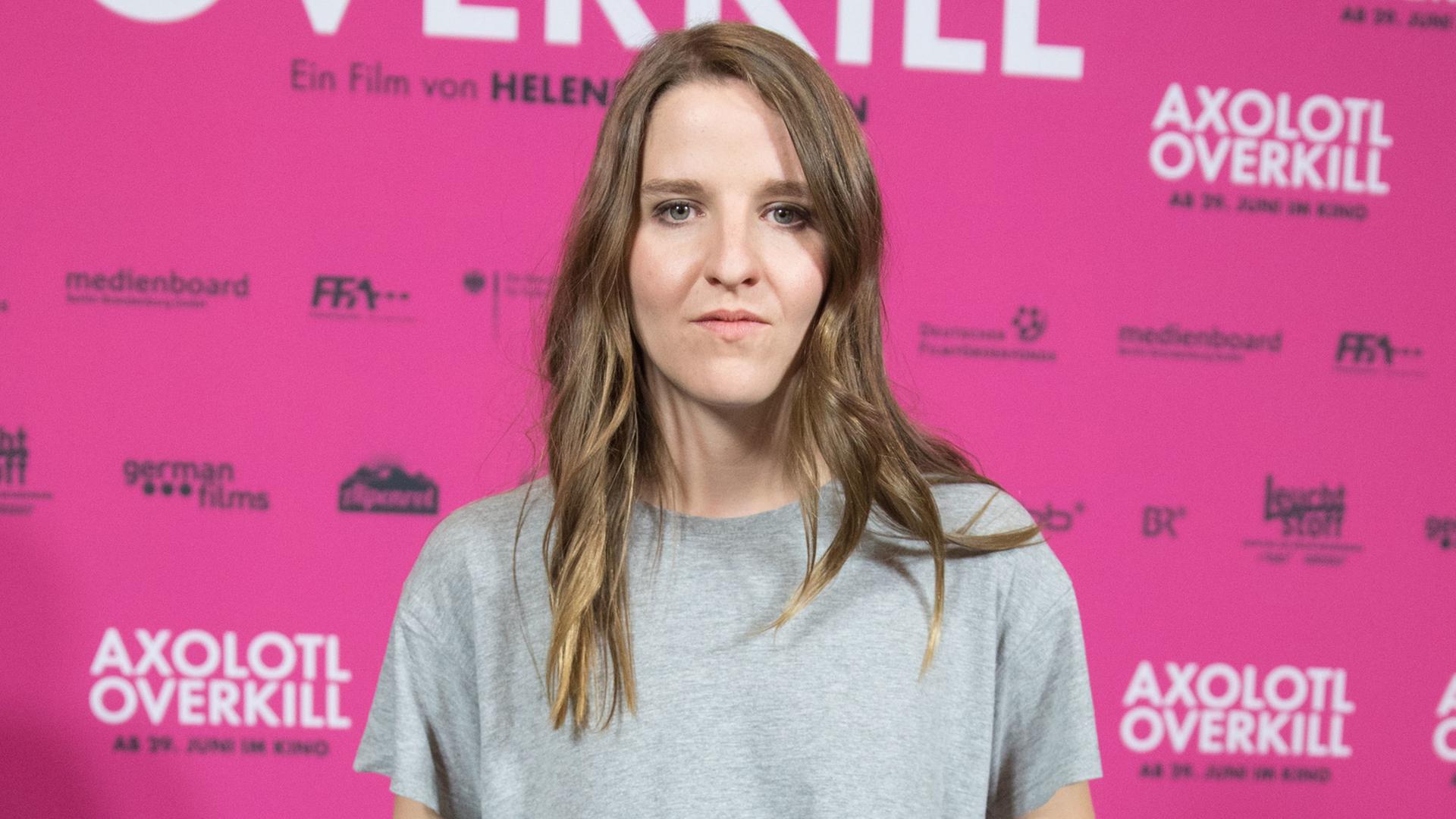 Die Regisseurin und Drehbuchautorin Helene Hegemann kommt zur Premiere des Kinofilms "Axolotl Overkill" in die Volksbühne in Berlin.