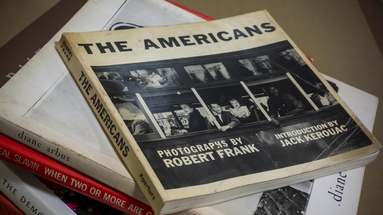  Eine 1968er Taschenbuchausgabe von Robert Frank bahnbrechendem Buch The Americans steht auf einem Tisch mit anderen Fotobüchern.