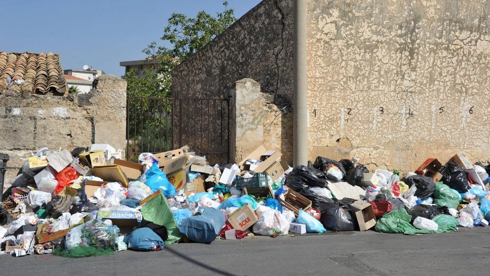 Italien - Sizilien lebt im eigenen Müll