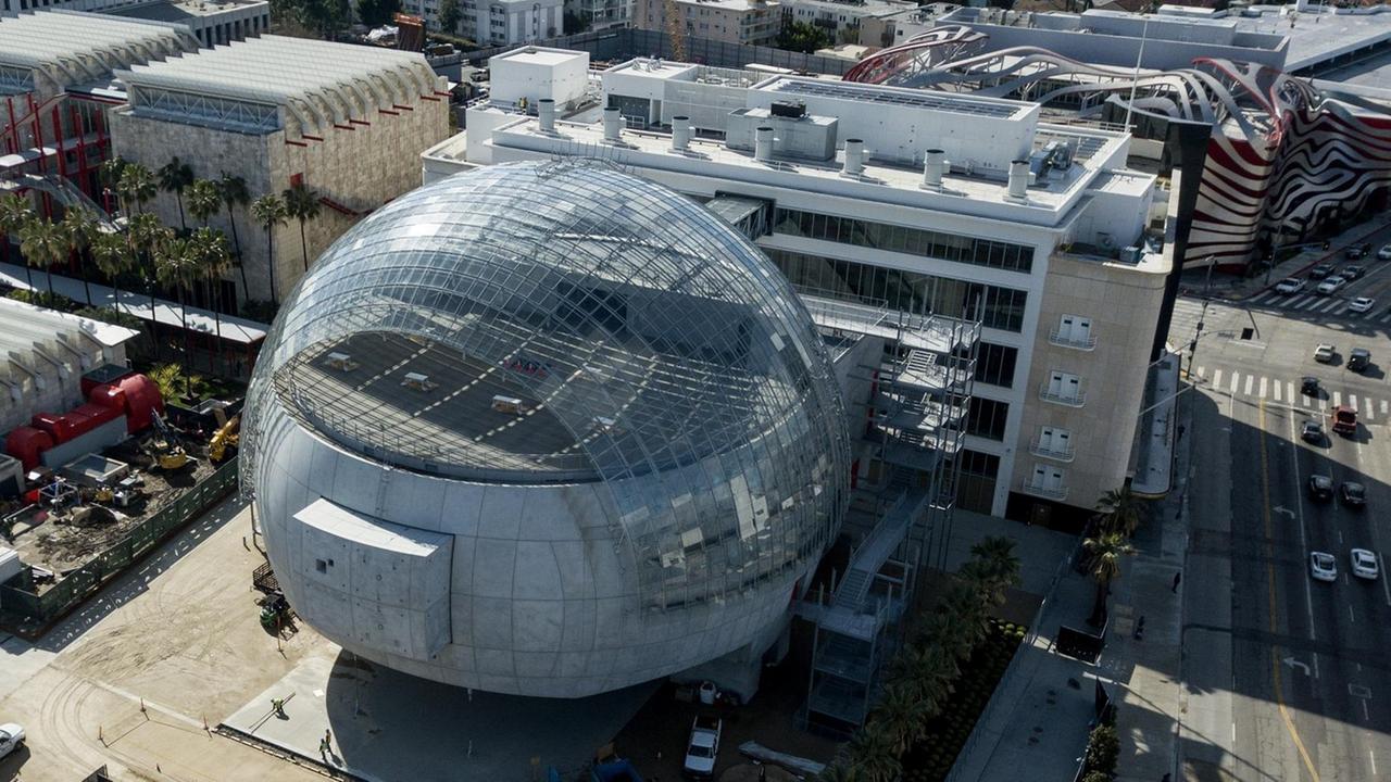 Rückseite mit gläserner Kinokuppel des Academy Museum of Motion Pictures Rückseite mit gläserner Kinokuppel des Academy Museum of Motion Pictures