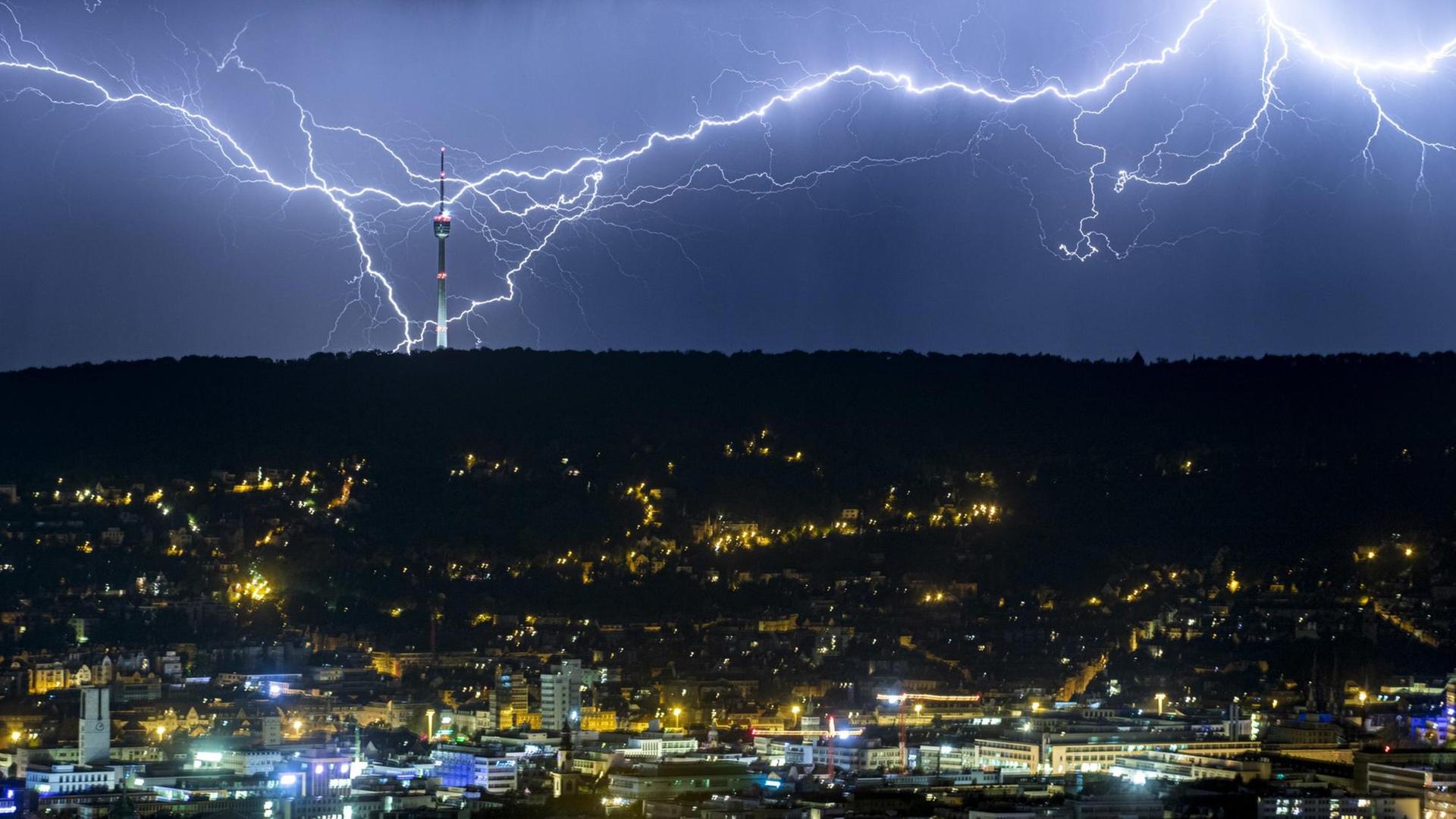 Stuttgart: Blitze hinter der beleuchteten Stadt