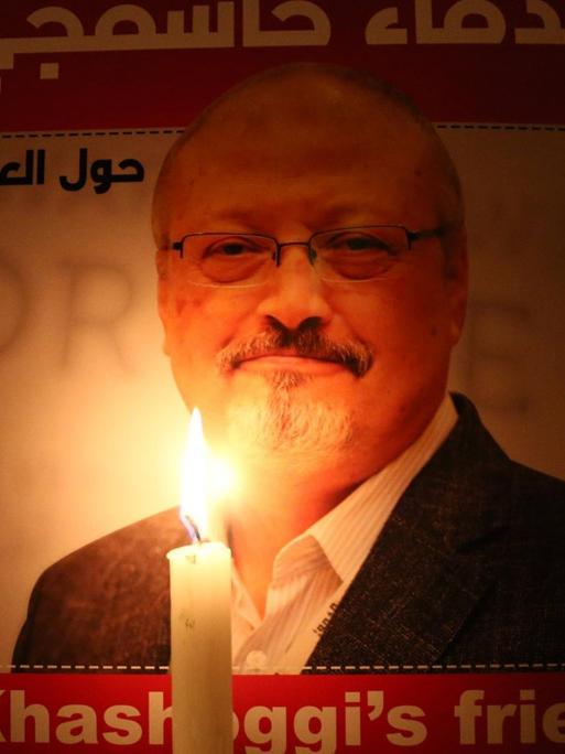 Mit einem Plakat vor dem Konsulat von Saudi-Arabien in Istanbul protestieren Aktivisten im Oktober 2018 gegen Ermordung des Journalisten Jamal Khashoggi.