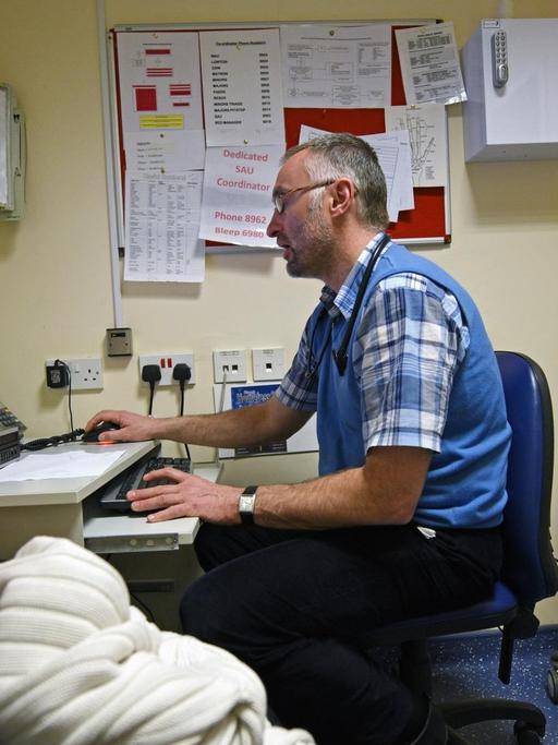 Ein Allgemeinmediziner arbeitet in der Notaufnahme des Royal Albert Edward Infirmary Krankenhauses in Wigan im Nordwesten Englands.
