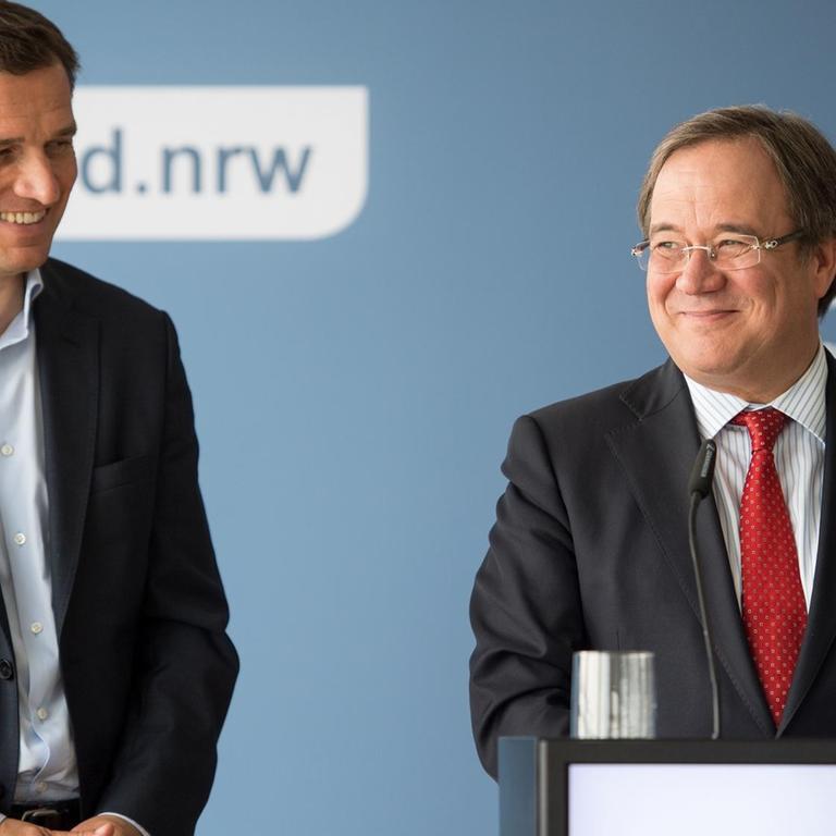 NRW-Ministerpräsident Armin Laschet (r, CDU) und Michael Mronz, Begründer der Rhein Ruhr City 2032-Initiative, bei einem Pressetermin 2017.